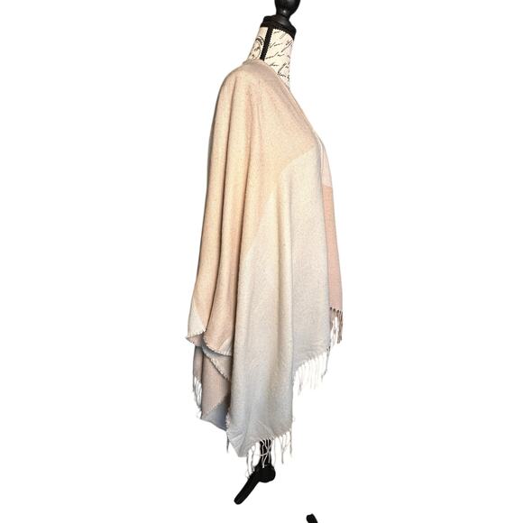 NWOT Soia & Kyo Neutral Colorblock Fringe Wrap Shawl – One Size PonchoStyle Cozy - Picture 4 of 7